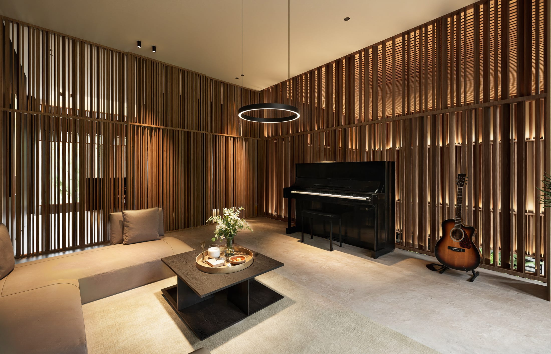 Phòng sinh hoạt chung với piano và guitar dưới đèn vòng, Āśraya