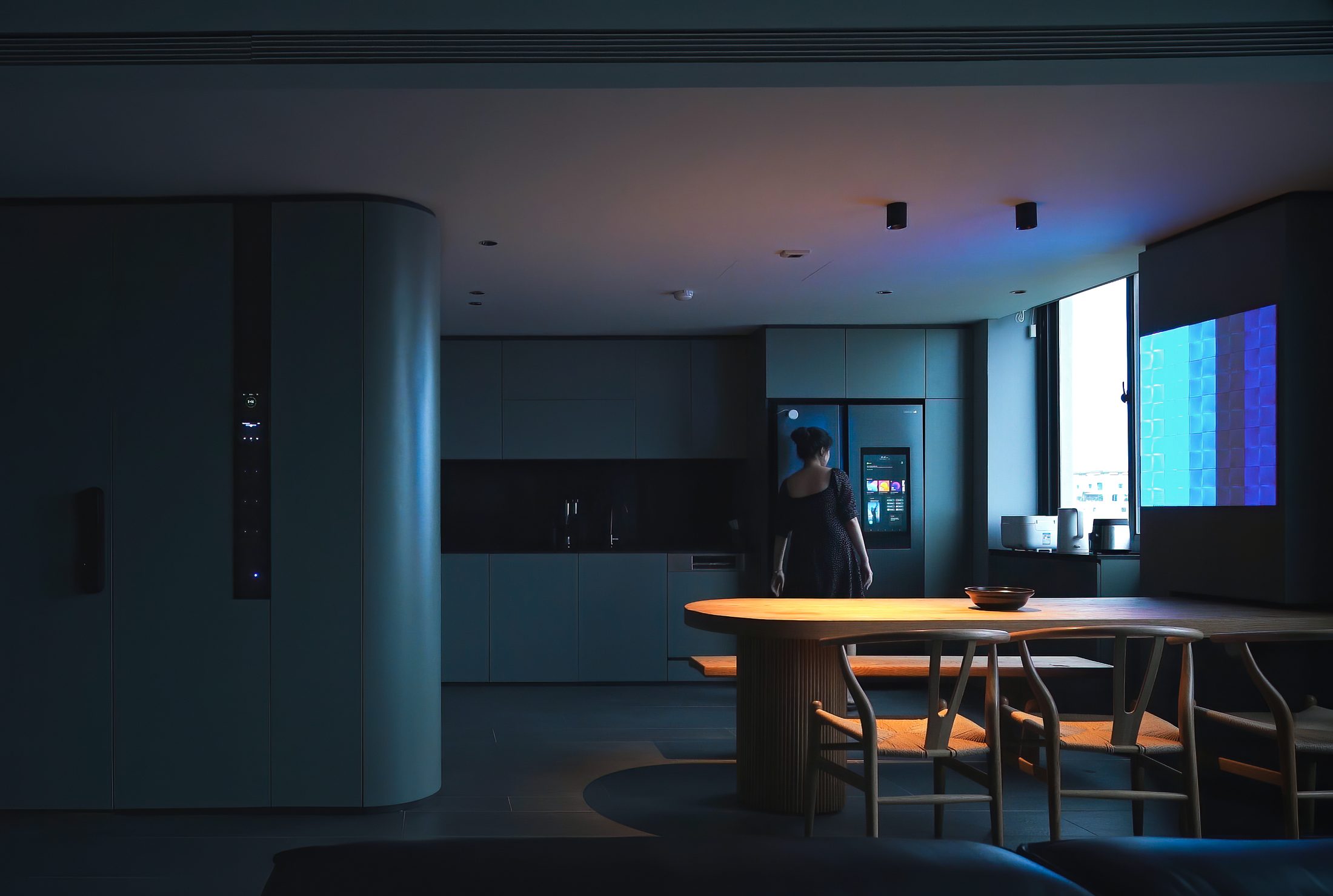 Khu bếp và bàn ăn về đêm bên khối tủ bo cong, MM Apartment