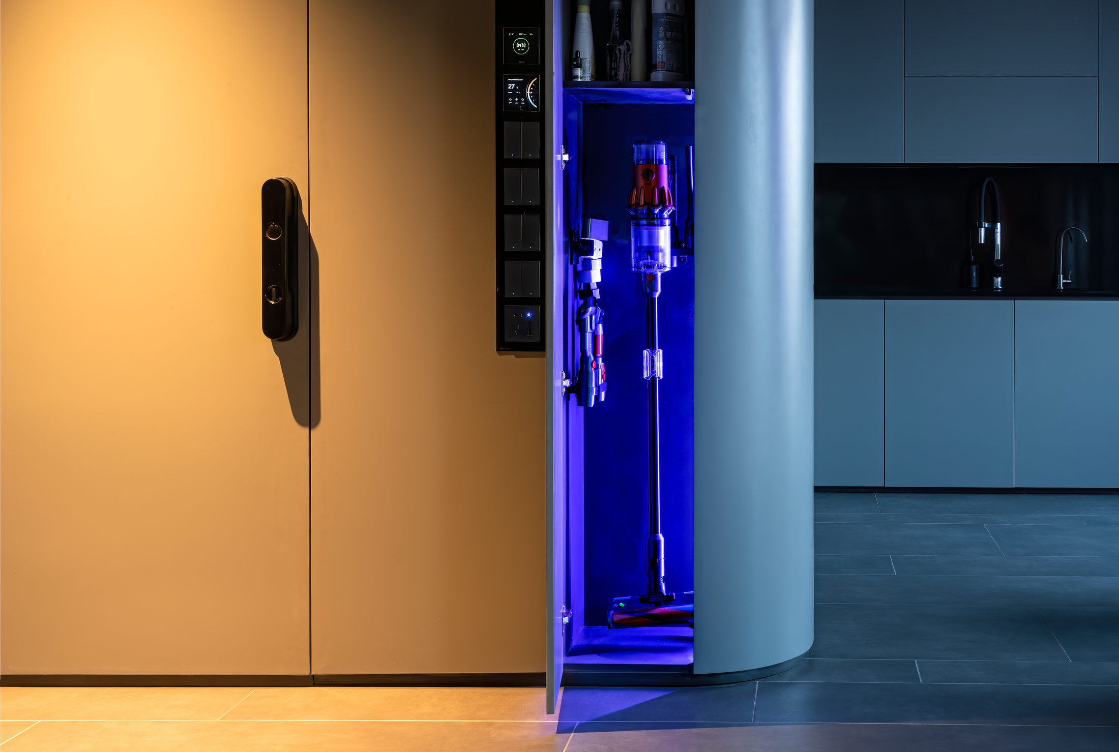 Hệ tủ kịch trần với hốc thiết bị có đèn, MM Apartment